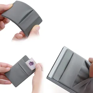 Detailaufnahme grauer minimalistischer Aluminium Kartenhalter mit elastischen Taschen.