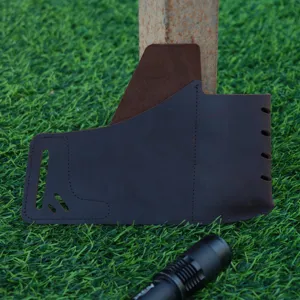 Gedetailleerd uitzicht op de donkerbruine lederen EDC tactische gereedschapsschede.