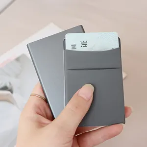 Detailansicht des schlanken Metall-Kartenetuis mit Kartenfach und edlem grauen Lederfinish.