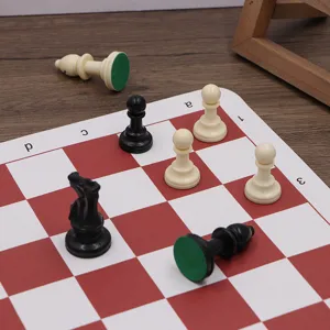Gros plan détaillé de l'ensemble d'échiquier en cuir pliant portable avec pièces noir et blanc.