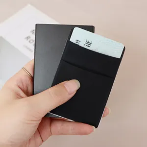 Aluminium Kartenetui Detailansicht mit elastischer Tasche und schlankem Metallgehäuse.