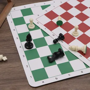 Jeu d'échecs portable en cuir PU avec des échiquiers pliants verts et rouges et des pièces classiques.