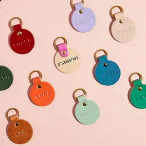 Etiqueta de identificación para mascotas de cuero PU redonda con nombre de perro.