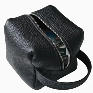 Bolsa de maquillaje cuadrada de cuero PU negro con cremallera y asa para cosmeticos.