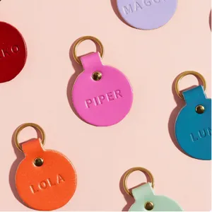Placas de cuero PU personalizadas para mascotas, etiquetas redondas grabadas con anilla metálica.