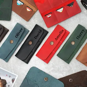 PU lederen SD-kaart etui detail met verschillende kleuren en gepersonaliseerde gegraveerde namen.