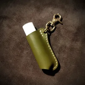 Vintage lederen lippenstift etui met sleutelhanger PU lipbalsem beschermer detail.