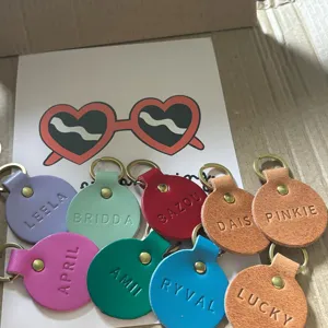 Etiqueta de nombre de mascota de cuero PU personalizado, dije de collar de perro redondo y llavero lindo.