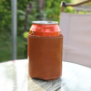 Custodia per lattina in pelle PU marrone con cuciture bianche, elegante portabevande all'aperto.