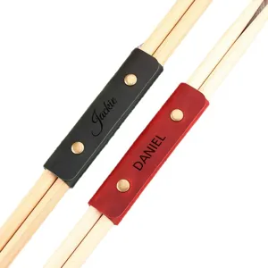 Personalisierter PU Leder Drumstick Halter mit Holz Trommelstock, Musikgeschenk für Schlagzeuger.