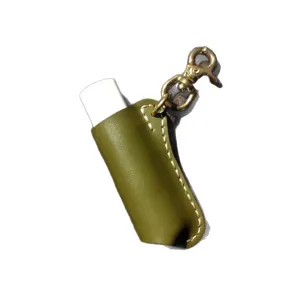 Groene lederen lippenstift houder etui met messing sleutelhanger, draagbare lipbalsem tasje.