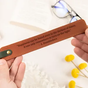 Marque-page en cuir PU simple avec citation gravée au laser, cadeau de lecture idéal.