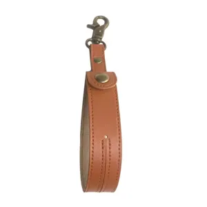Detailansicht Leder Kendama Halter Riemen, Metall Karabiner und Druckknopf, braun.