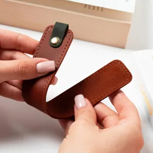 Marque-page en cuir PU minimaliste avec bouton pression, idéal pour livres et cadeaux.