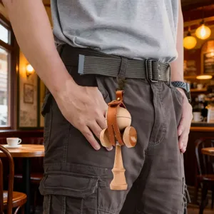Kendama Holzspielzeug mit Lederholster Schutzhülle tragbar Gürtel Aufhängung Hauptansicht.