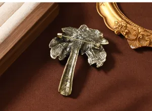 Vue rapprochée montrant le mécanisme d'épingle arrière de la broche cocotier vintage.