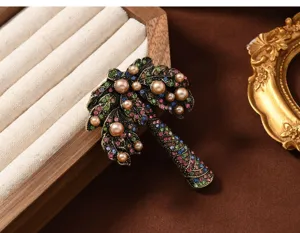 Vue détaillée de la broche palmier perle champagne vintage avec de beaux strass brillants.
