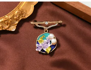 Antike Emaillierte Blumen Brosche Detail, goldene Legierung mit Perlen und Strass, Hofstil.