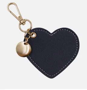Detailansicht des dunkelblauen Herz-Leder-Schlüsselanhängers mit goldener Metall-Hardware.