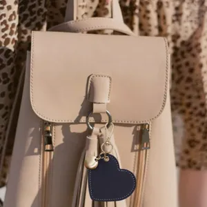 Stilisierter herzförmiger Leder Schlüsselanhänger Taschenanhänger für Auto und Hausschlüssel.