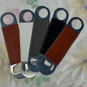 Apribottiglie birra in pelle PU retro, apribottiglie piatto in acciaio inox vari colori.