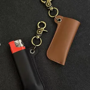 Vintage Leder Feuerzeughülle mit antiker Bronzekette, tragbare Schutzhülle ideal.