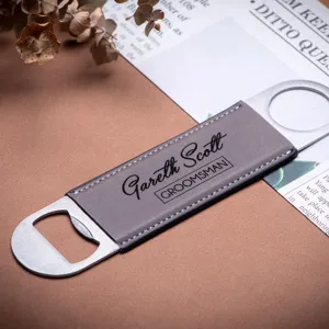 Vista dettagliata di un apribottiglie in pelle PU retro con incisione personalizzata.