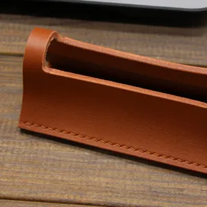 Brauner PU Leder Visitenkartenhalter Detailansicht, elegantes Büro Schreibtisch Zubehör.