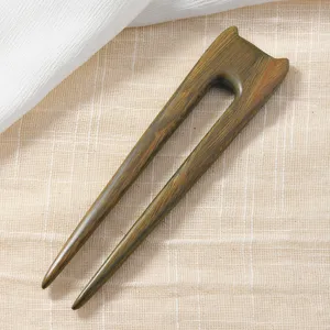 Vue détaillée d'épingle à cheveux en bois avec design d'oreilles de chat, surface polie.