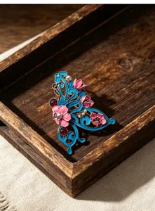 Broche papillon en émail de style chinois exquis en gros plan pour accessoires de qipao.