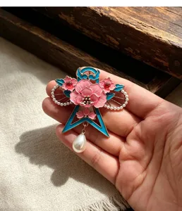 Détail de broche pivoine en émail style chinois, accessoire élégant pour hanfu.