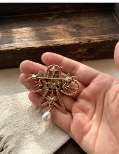 Broche épingle en alliage de style rétro gothique vintage avec détail perle pendentif cadeau