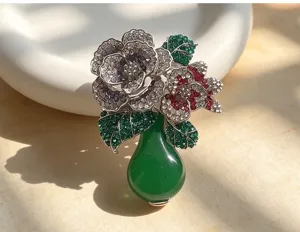 Détail de broche vase fleur cristal exquis, élégante broche en strass pour manteau.