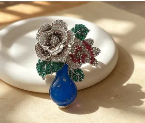 Broche vase à fleurs en strass détaillée, épingle élégante pour manteaux, accessoire scintillant.