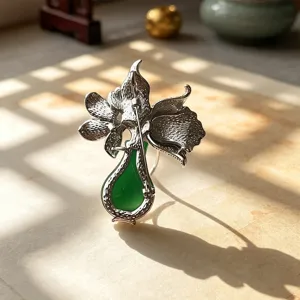 French style luxury flower vase brooch pin for women, elegant coat accessory jewelry.