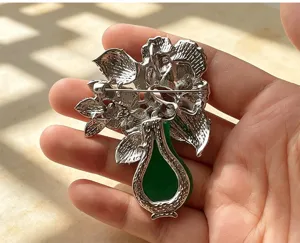 Gros plan détail de l'envers de la broche pivoine vase en argent structure d'épingle de sécurité