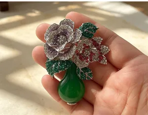 Vue détaillée d'une broche vase à fleurs en strass étincelant, design pivoine élégant.