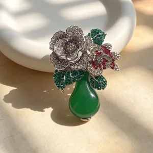 Élégante broche vase pivoine avec strass scintillants, corsage floral vintage pour manteau.