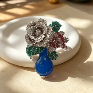 Élégante broche vase pivoine avec strass étincelants, accessoire de mode vintage.