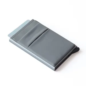 Minimalistischer RFID Kartenhalter aus Aluminium mit automatischem Pop-Up und grauem Design.