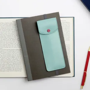Estuche para lápices de cuero PU verde menta con banda elástica para cuadernos.