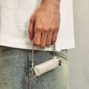 Stylische PU Leder Feuerzeug Schutzhülle mit Metall Kette und Kreuz Anhänger streetwear