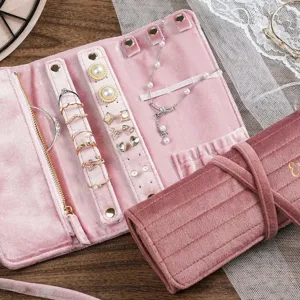 Rosa Samt Schmuckrolle Reise Organizer mit Fächern für Ringe Ketten und Ohrringe Zubehör.