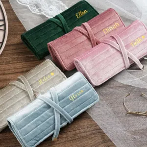 Samt Schmuckrolle Detailaufnahme mit personalisierten goldenen Namen und weicher Textur.