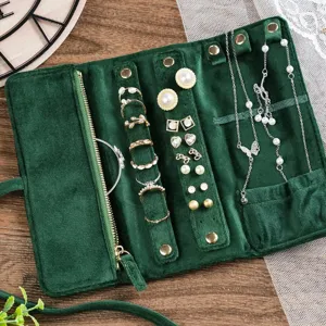 Detailansicht des dunkelgrünen Samt-Schmucketuis mit internen Fächern für Accessoires.