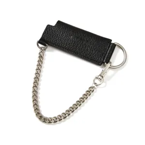 Schwarze PU Leder Feuerzeughülle mit Metallkette und Schlüsselring, Streetwear Design.