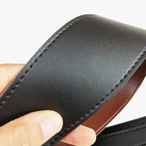 Λεπτομέρεια ζώνης κιθάρας από μαύρο δέρμα PU, ανθεκτικός ιμάντας ώμου ακουστικής κιθάρας.