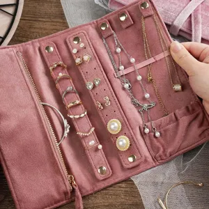Weiche Samt Schmuckrolle Tasche mit multifunktionalen Fächern für Ringe, Ohrringe und Ketten.