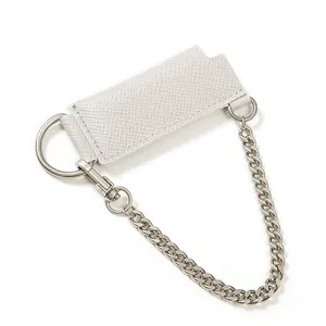 Weißes PU Leder Feuerzeug Etui mit Metallkette, neutrale Streetwear Schutzhülle detail.