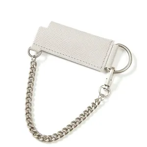 Nahaufnahme des PU-Leder Feuerzeug Schutzetuis mit einer robusten Metallkette Detail.